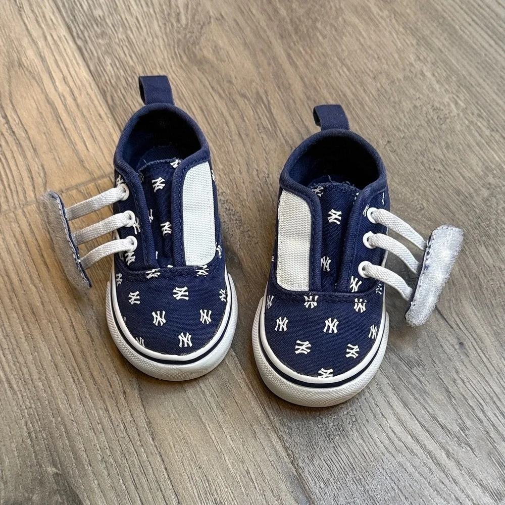 Vans Kids Navy and White Patterned Sneakers New York Yankees toddler